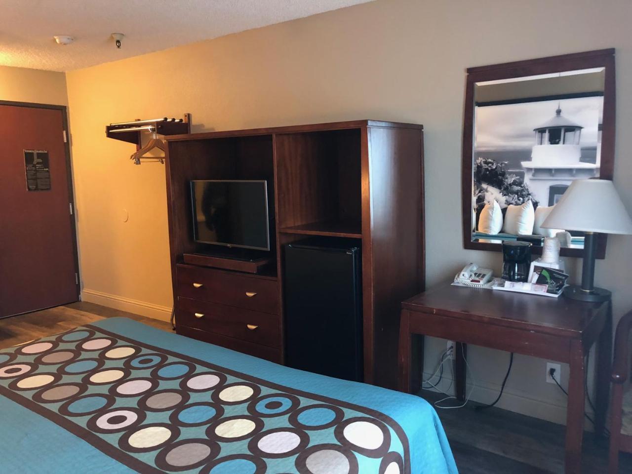 Super 8 By Wyndham Carmichael