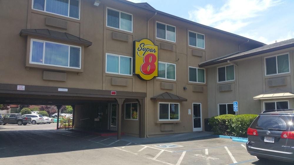 Super 8 By Wyndham Hotel 2*
