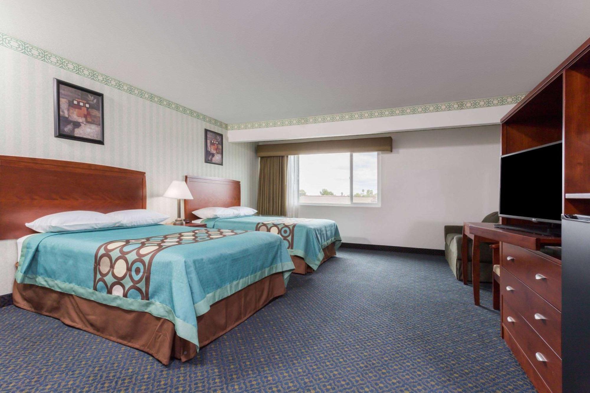 Super 8 By Wyndham Hotel 2*