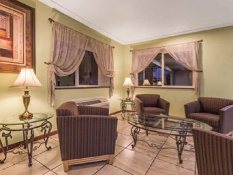 Super 8 By Wyndham Carmichael
